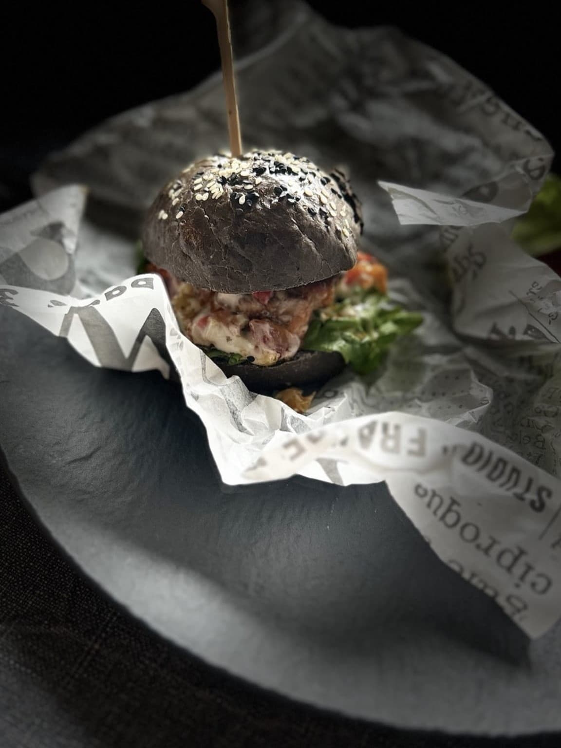 Tintahalas fekete bucis hamburger